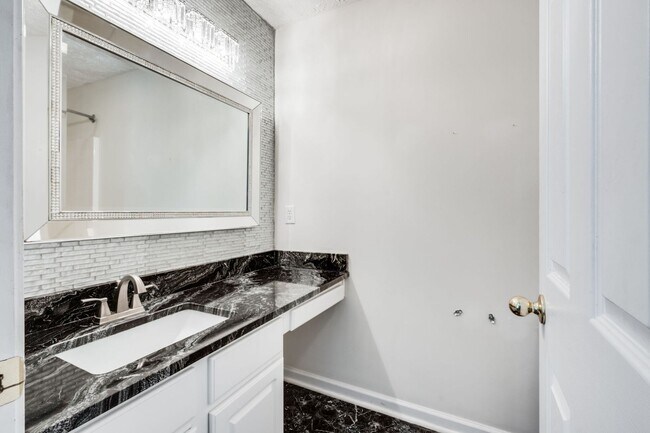 Building Photo - Renovated Townhome in Convenient Nashville Location