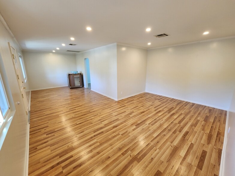 Building Photo - 10447 Cantara St