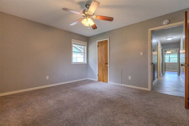 Building Photo - 2308 Hillcrest Dr