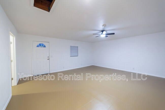 Building Photo - 309 Royal Dr