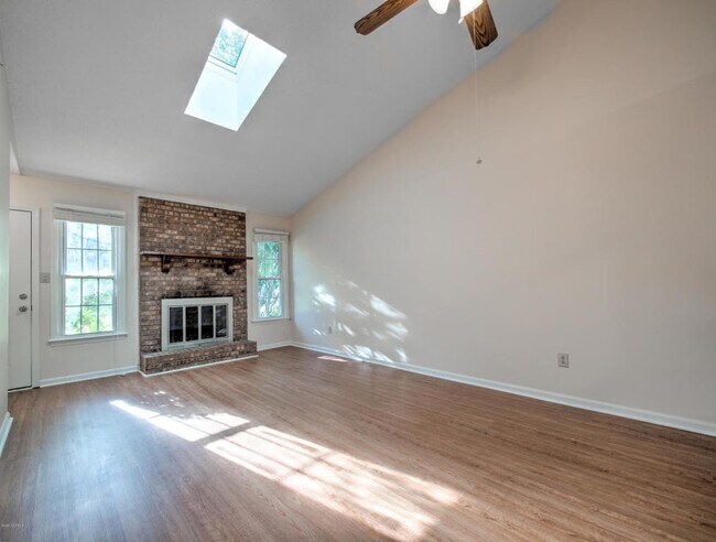 Building Photo - 114 Pine Crest Dr