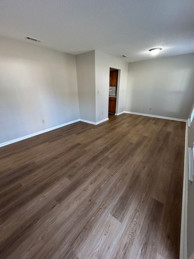 Building Photo - Newly Renovated 3 bedroom/ 2 bathroom in d...