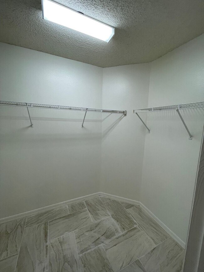 Building Photo - 3 Bedroom/2 Bathroom Single Family Home
