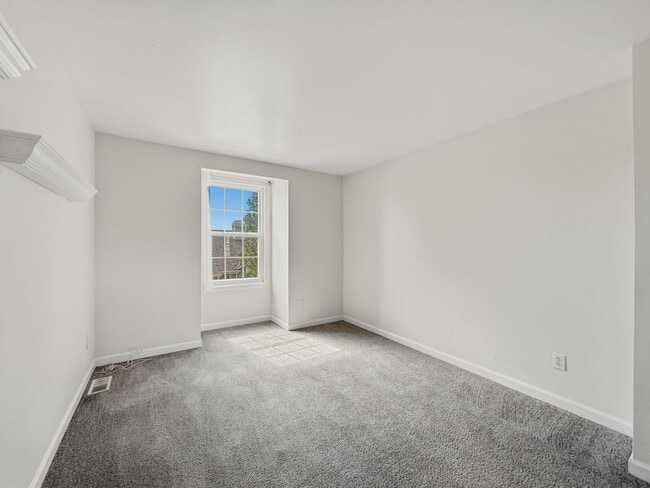 Building Photo - Move-In Ready Townhome!