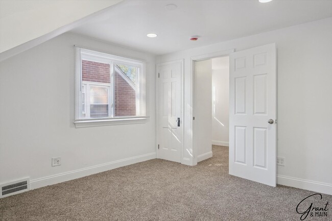 Building Photo - 4 bedroom $1550