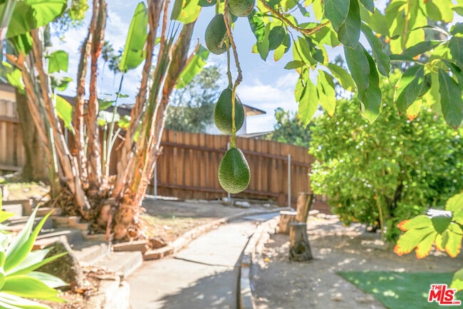 Building Photo - 1530 Valley View Rd