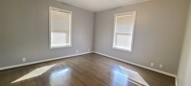 Building Photo - 1418 N Roberson St