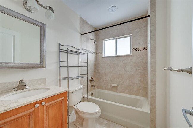 Building Photo - 410 SW 15th St