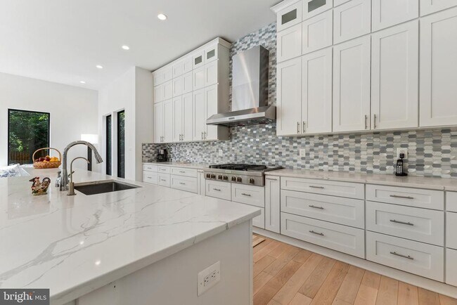 Building Photo - 1513 Oakview Dr