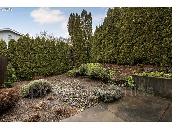 Building Photo - 1916 SW Idaho St