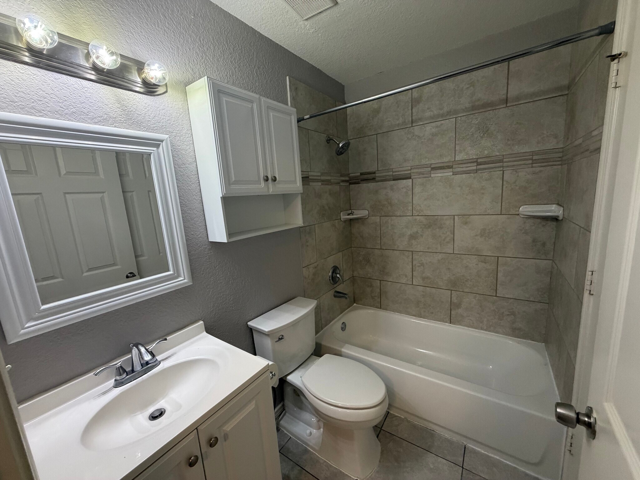 Building Photo - 11106 Bel Air Dr