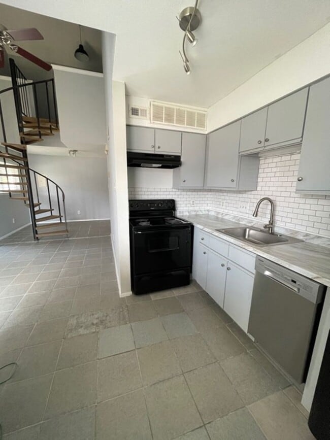 Building Photo - Cute Loft - Close to Downtown