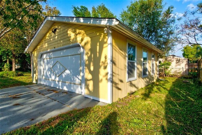 Building Photo - 230 N Briggs Ave