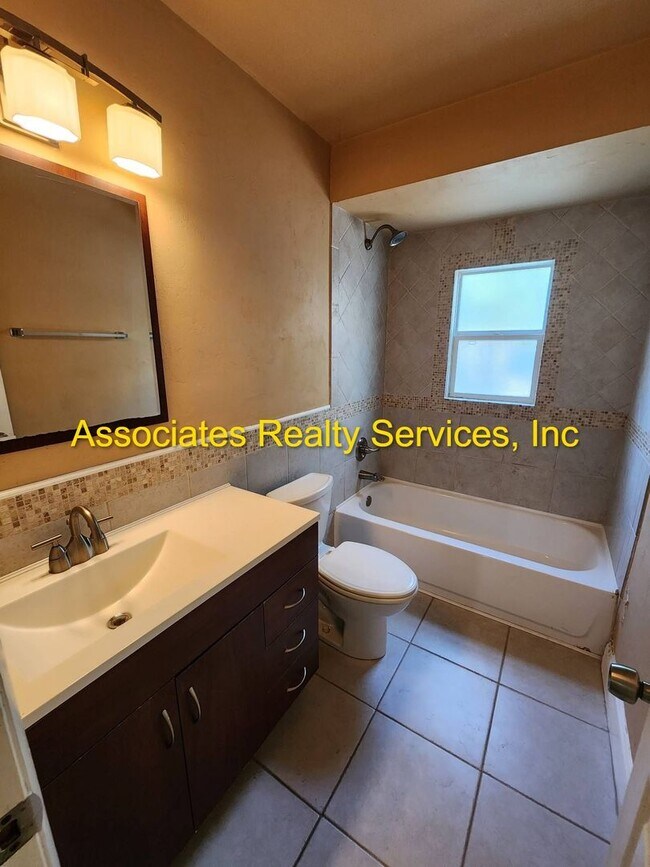 Building Photo - Must See!!! 3/2 in Pine Breeze (NW Gainesville)