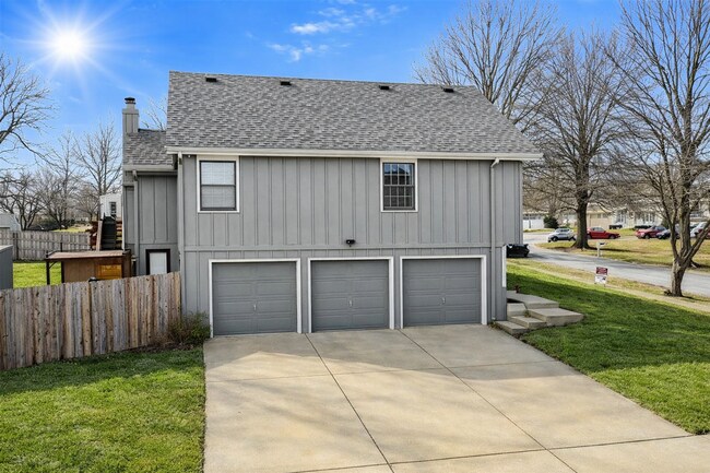 Building Photo - 4 Bed Lenexa Home w/ Finished Basement, Solar, 3 Car Garage and Fenced Yard!!
