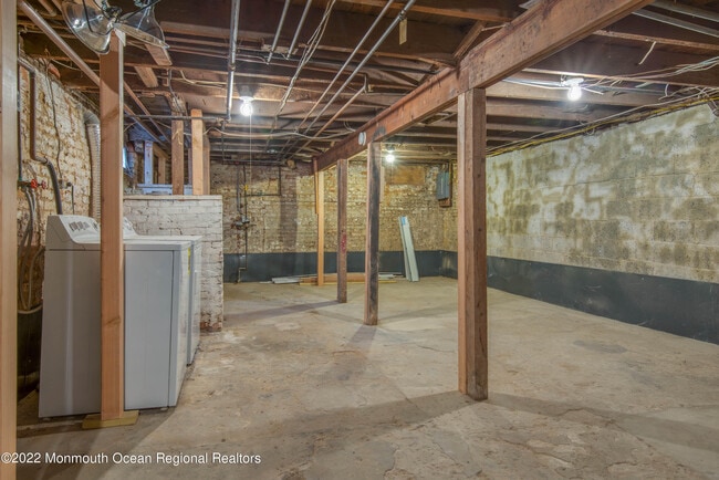 Building Photo - 109 E River Rd