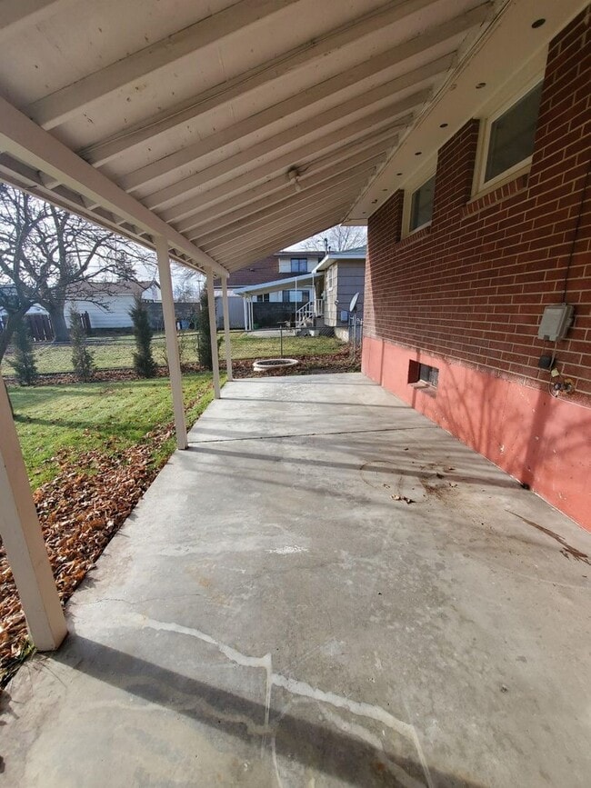 Building Photo - Glass