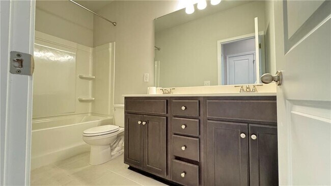 Building Photo - 4587 Silver Oak Dr SW