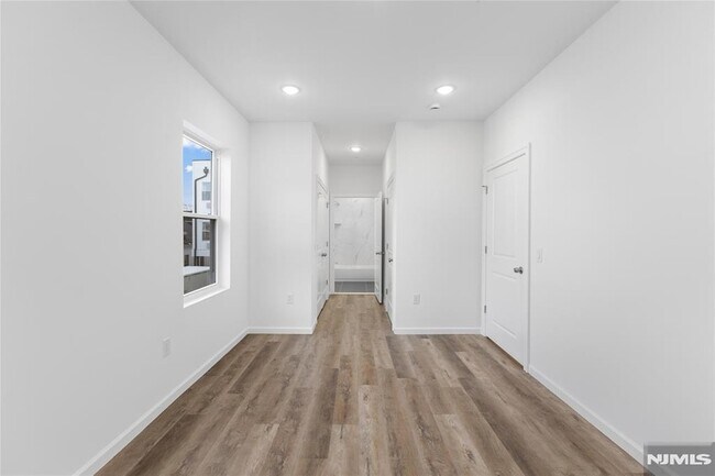 Building Photo - 51 E Main St