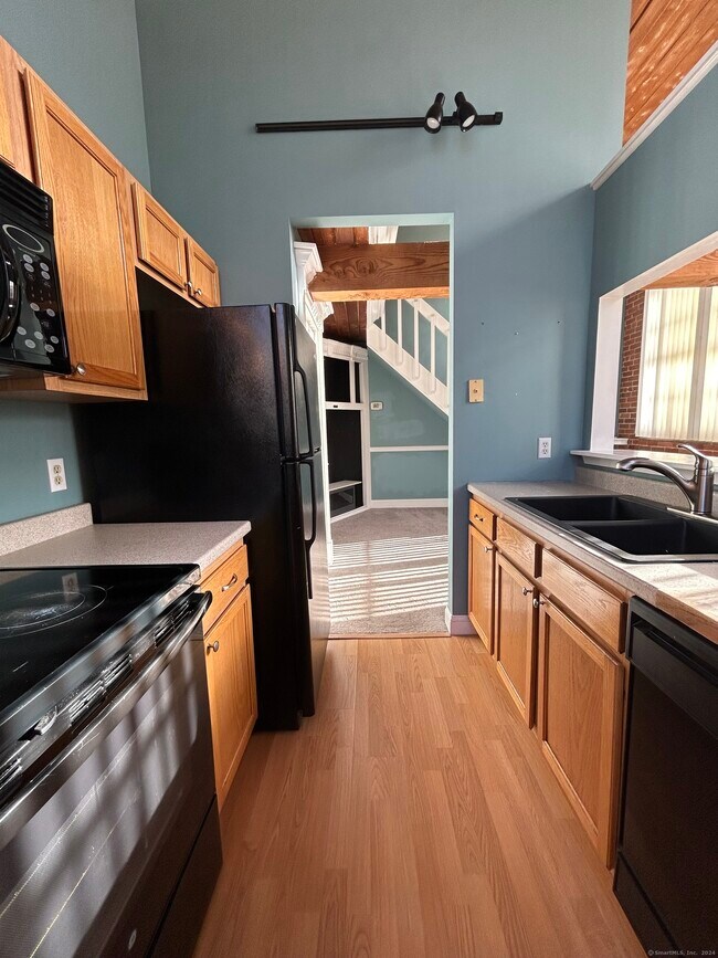 Building Photo - 839 Main St