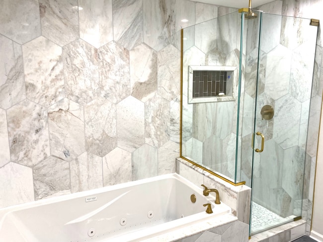 Master Bathroom - 2017 N Lincoln Ave