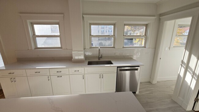 Building Photo - Must see! BRAND NEW RENOVATION! In-Unit La...