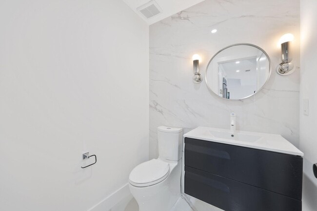 Building Photo - 542 Canoe Point