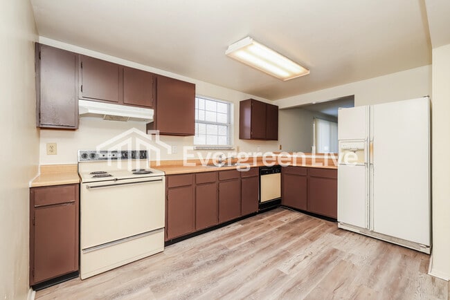 Building Photo - 6125 Honeygate Dr