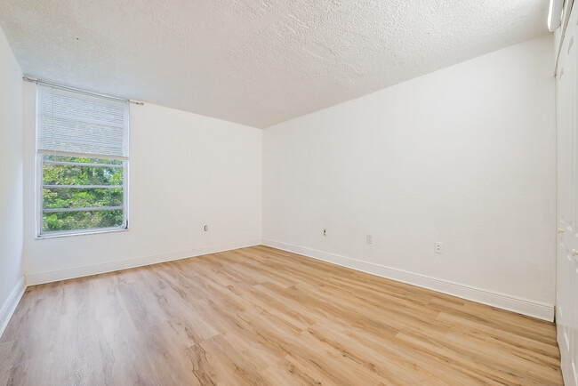 Building Photo - 8860 Fontainebleau Blvd