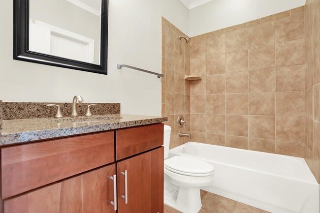 Building Photo - 358 Island Dr