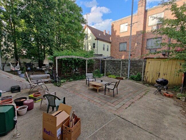 Building Photo - 21 Rossmore St