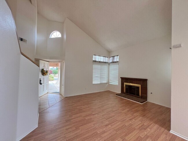 Building Photo - **Beautiful Lake Elsinore 3 Bdrm 2.5 Baths...