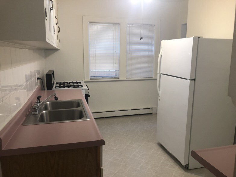 kitchen - 972 Goodrich Ave
