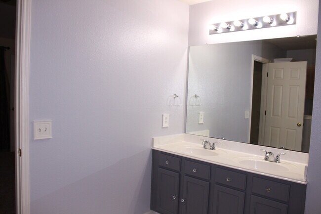 Building Photo - Open Floor Plan - Minutes to the Austin Airport