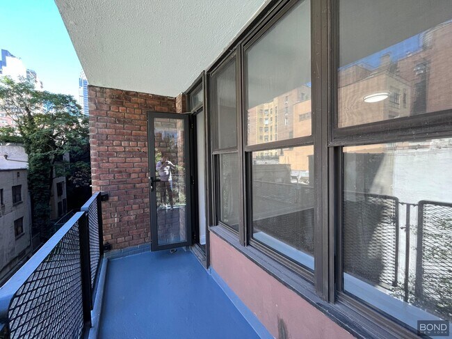 Building Photo - 165 E 35th St
