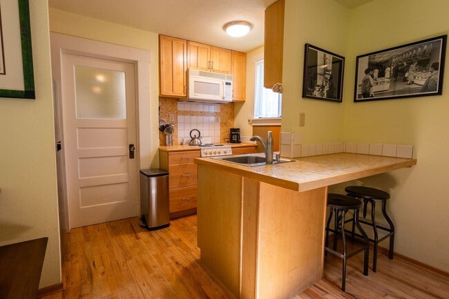 Building Photo - 550 square foot Fully Furnished short term...