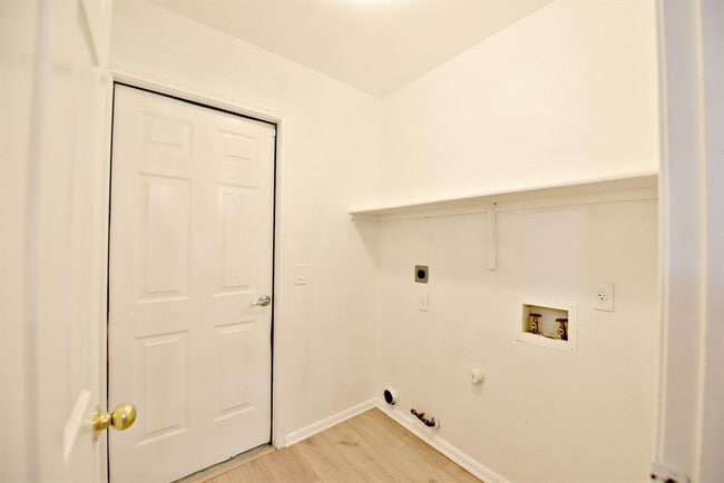 Building Photo - 610 Sparkling Brook Ln