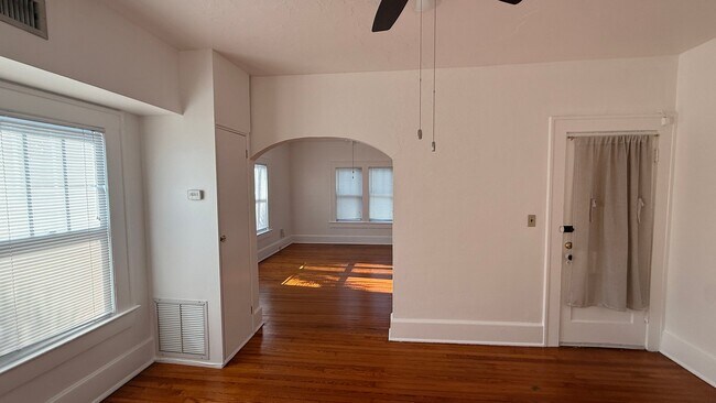 Building Photo - 715 Delaney Park Dr