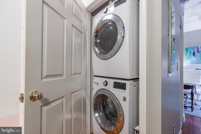 Building Photo - 36 Strawberry St