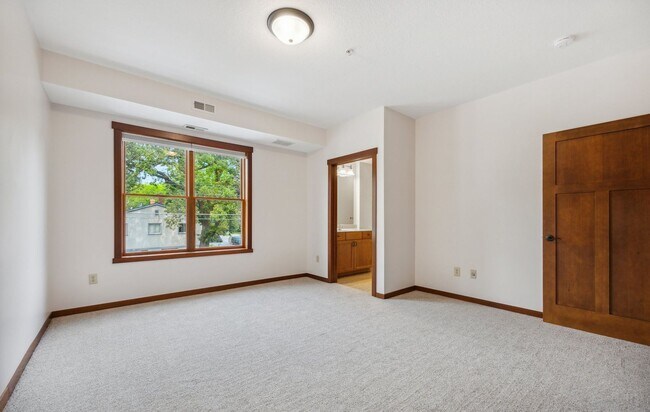 Building Photo - Stunning 2 level Condo in Exclusive St Pau...