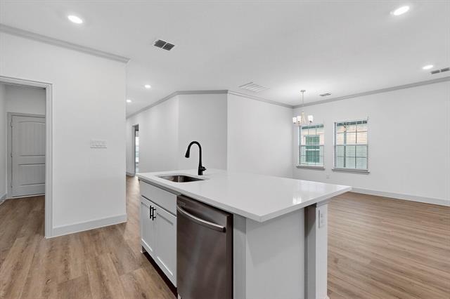 Building Photo - 560 Oak Crk Dr