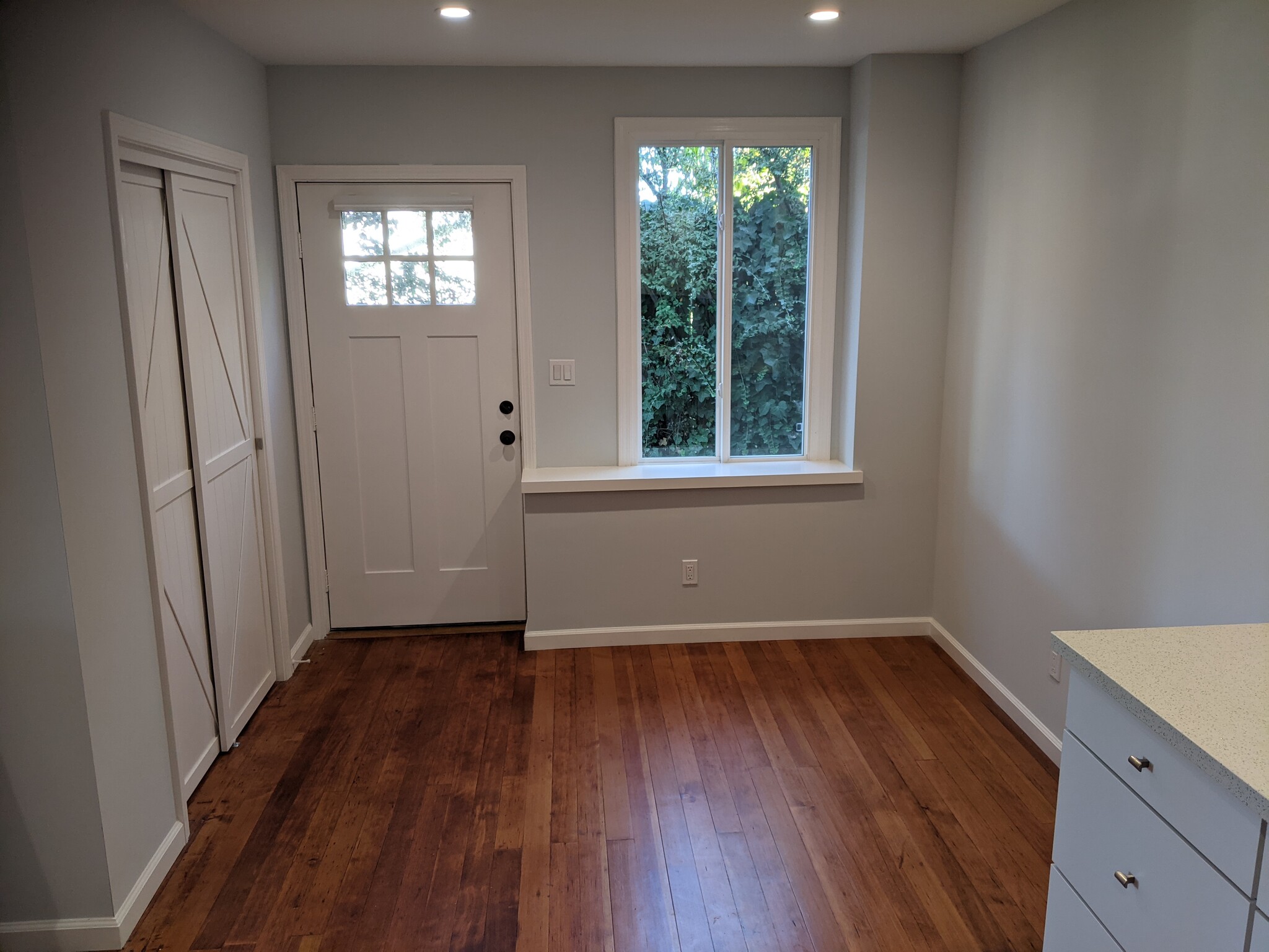 Entrance and Breakfast Area - 4007 Bayview Ave