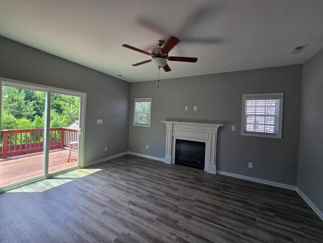 Building Photo - 1601 Mount Rainer Dr