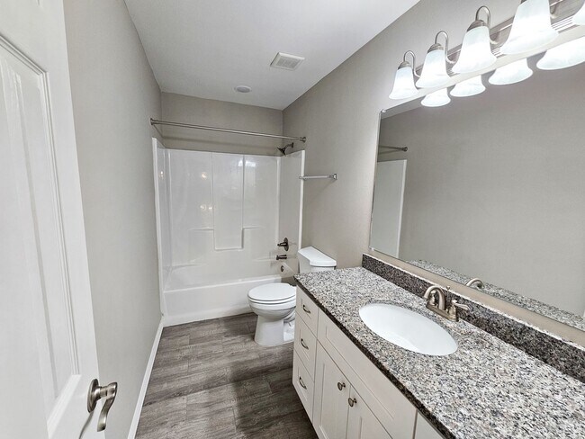 Building Photo - Spacious 3 Bedroom/2.5 Bathroom Chaffee Cr...