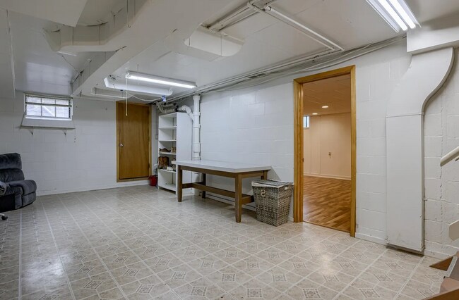 Building Photo - 2115 S 61st St