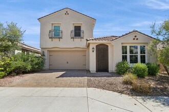 Building Photo - Welcome to this Charming 5 bedroom, 3.5 ba...