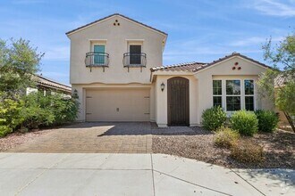 Building Photo - Welcome to this Charming 5 bedroom, 3.5 ba...