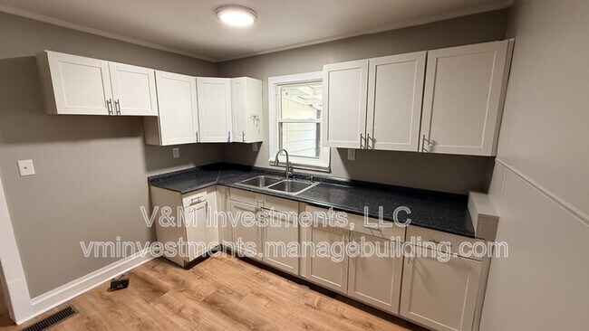 Building Photo - 522 Oak St