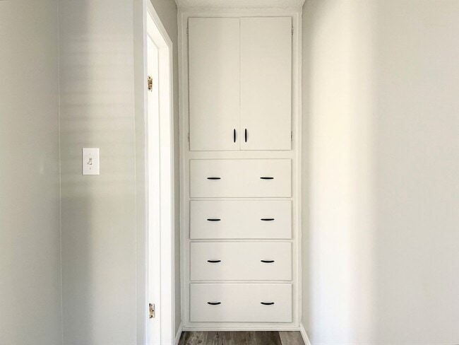 Building Photo - Single level duplex a block to the beach!