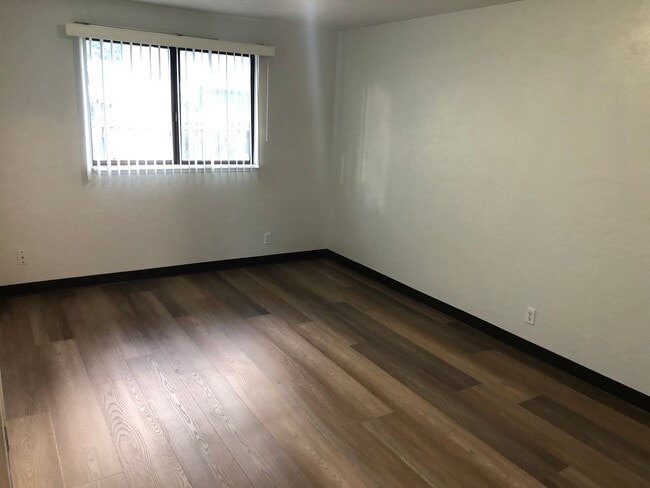 Building Photo - 2 bedroom 1 bath duplex in Cottage Grove!